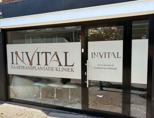 Invital haartransplantatie kliniek raambestickering